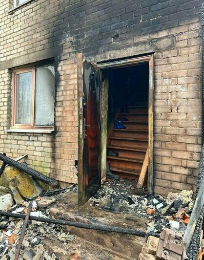 Крыльцо стало пепелищем: в Полесском районе загорелся жилой дома, из огня спасли двух человек - Новости Калининграда | Фото: МЧС региона