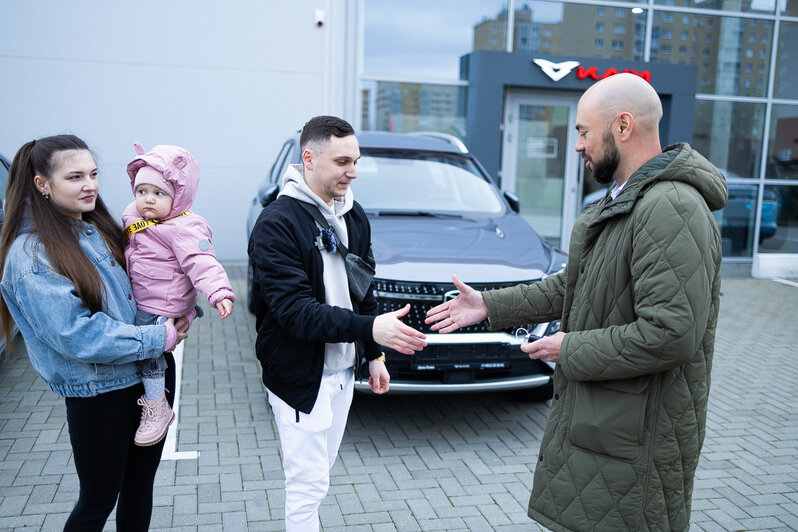 Первый победитель в розыгрыше автомобилей Никита Мелюс с женой и дочерью  | Фото: Александр Подгорчук / «Клопс»