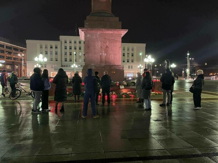 В тишине у стены слёз и гвоздик: калининградцы скорбят по жертвам теракта в «Крокус Сити Холле» (фото) - Новости Калининграда | Фото: «Клопс»