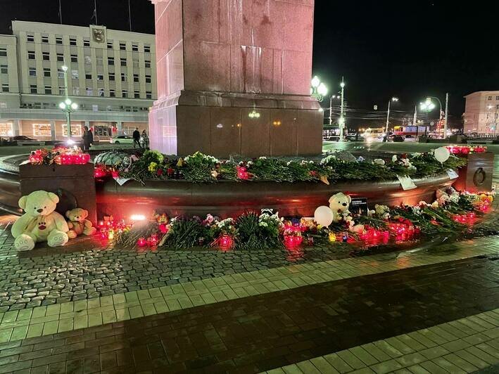 В тишине у стены слёз и гвоздик: калининградцы скорбят по жертвам теракта в «Крокус Сити Холле» (фото) - Новости Калининграда | Фото: «Клопс»