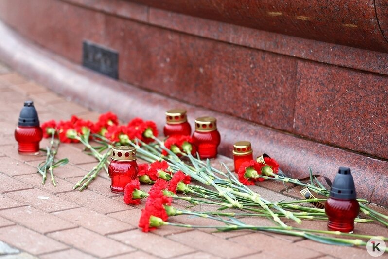 Калининградцы несут цветы к стеле на площади Победы после теракта в московском «Крокусе» (фоторепортаж) - Новости Калининграда | Фото: Александр Подгорчук / «Клопс»