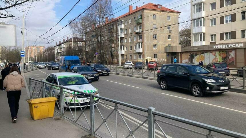 На перекрёстке Горького — Озерова микроавтобус въехал в легковушку, собирается пробка - Новости Калининграда | Фото: очевидец