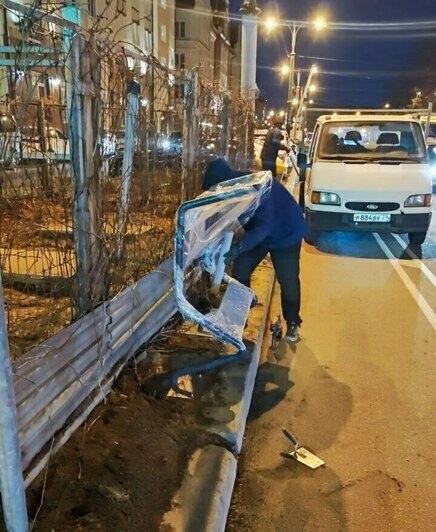 На Октябрьской у пешеходного перехода появился поручень с подножкой для велосипедистов (фото) - Новости Калининграда | Фото Ильи Абросимова