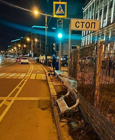 На Октябрьской у пешеходного перехода появился поручень с подножкой для велосипедистов (фото) - Новости Калининграда | Фото Ильи Абросимова