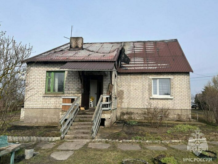 «Эвакуировали два газовых баллона»: под Нестеровом из-за плохо спроектированного дымохода загорелся дом  - Новости Калининграда | Фото: пресс-служба МЧС