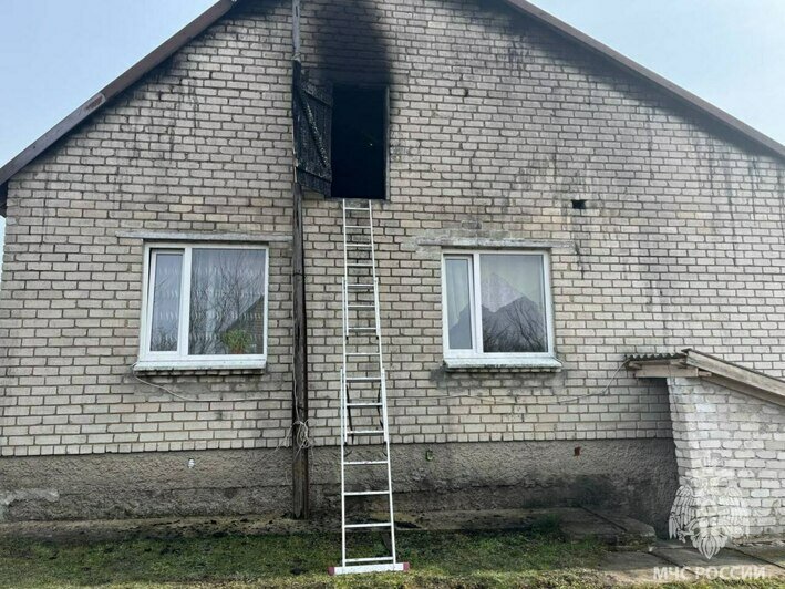 «Эвакуировали два газовых баллона»: под Нестеровом из-за плохо спроектированного дымохода загорелся дом  - Новости Калининграда | Фото: пресс-служба МЧС