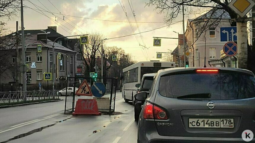 В Калининграде несколько дней не закапывают яму посреди проспекта Мира (фото) - Новости Калининграда | Фото предоставлено читателем издания