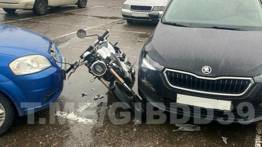 В Калининграде легковушка лихо выезжала с парковки и отбросила мотоциклиста на припаркованное авто - Новости Калининграда | Фото: пресс-служба регионального УМВД