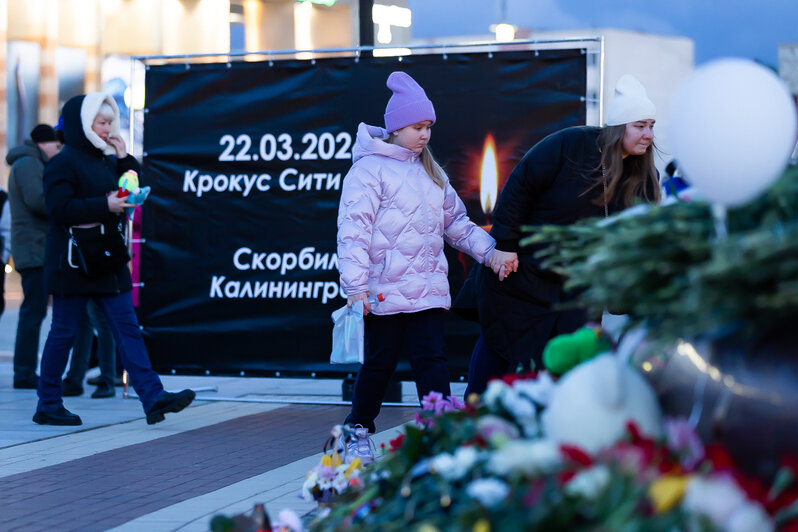 В Калининграде прошла акция памяти жертв теракта в «Крокус Сити Холле» (фоторепортаж)  - Новости Калининграда | Фото: Александр Подгорчук / «Клопс»