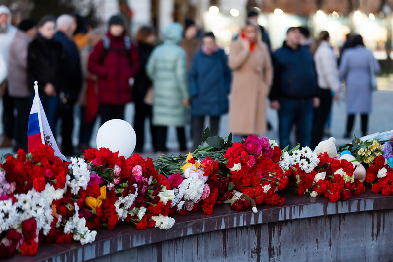 В Калининграде прошла акция памяти жертв теракта в «Крокус Сити Холле» (фоторепортаж)  - Новости Калининграда | Фото: Александр Подгорчук / «Клопс»