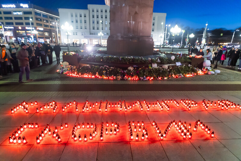 В Калининграде прошла акция памяти жертв теракта в «Крокус Сити Холле» (фоторепортаж)  - Новости Калининграда | Фото: Александр Подгорчук / «Клопс»