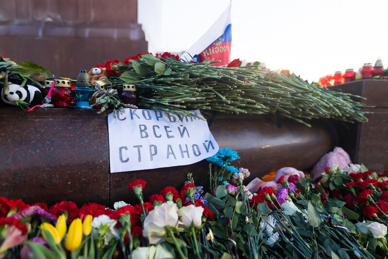 В Калининграде прошла акция памяти жертв теракта в «Крокус Сити Холле» (фоторепортаж)  - Новости Калининграда | Фото: Александр Подгорчук / «Клопс»