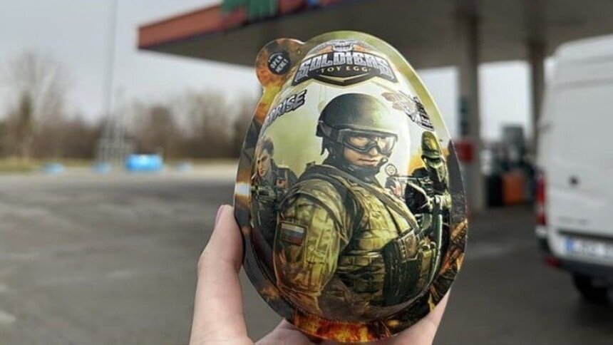 Soldiers Сюрприз: в Литве начали продавать шоколадные яйца с фигурками российских солдат — СМИ (фото) - Новости Калининграда | Стоп-кадр трансляции канала LRT