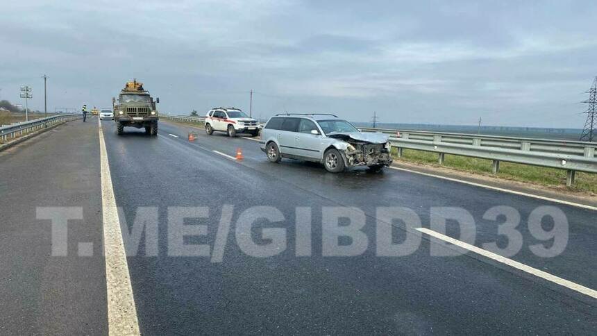 В Калининградской области на трассе, ведущей к границе с Литвой, автомобиль поочередно врезался в две машины - Новости Калининграда | Фото: пресс-служба УМВД по Калининградской области