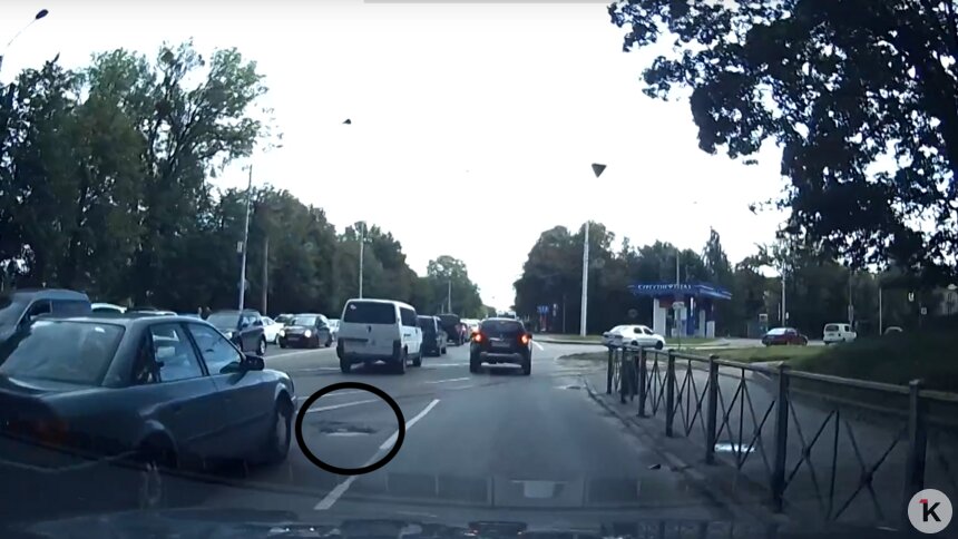 Калининградец полгода не может добиться ремонта опасного провала возле люка на Дзержинского - Новости Калининграда | Фото очевидца