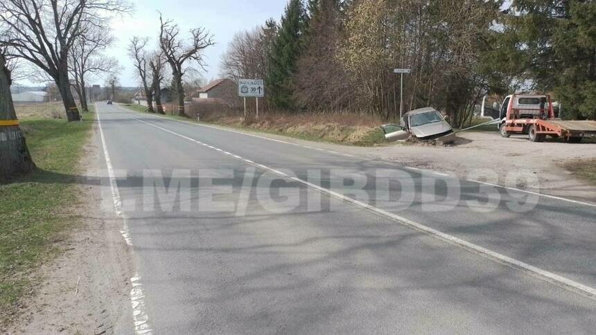 Под Гурьевском из-за плохих дорожных условий автомобиль съехал с дороги и закопался «носом» в песок - Новости Калининграда | Фото: пресс-служба УМВД по Калининградской области