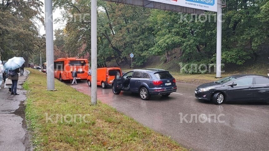 В Калининграде на Литовском валу из-за ДТП с автобусами разворачиваются машины (фото) - Новости Калининграда | Фото очевидца