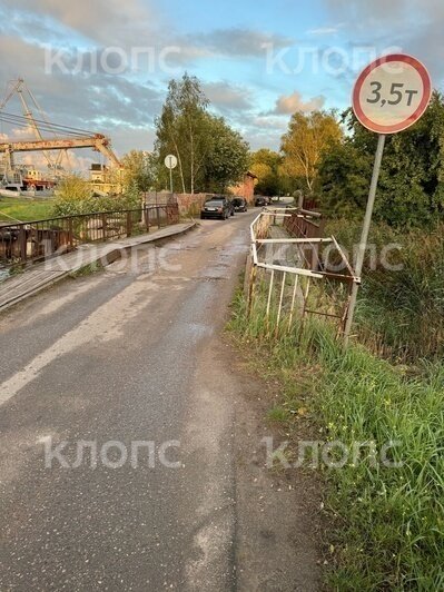 Сгнивший деревянный настил и заржавевшие ограждения: жители Балтийска жалуются на непригодность моста, связывающего Русскую набережную и улицу Штурманскую (фото)   - Новости Калининграда | Фото: Михаил Артемьев