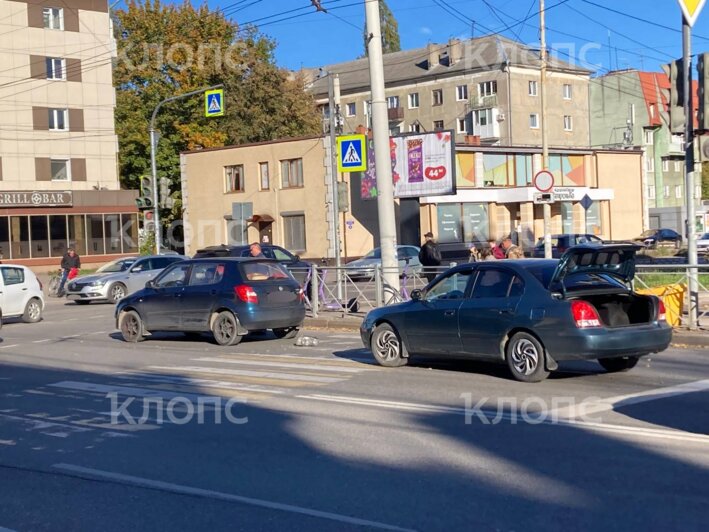 Калининградские водители не могут проехать по Горького из-за аварии на перекрёстке с Озерова (фото)  - Новости Калининграда | Фото: очевидец 