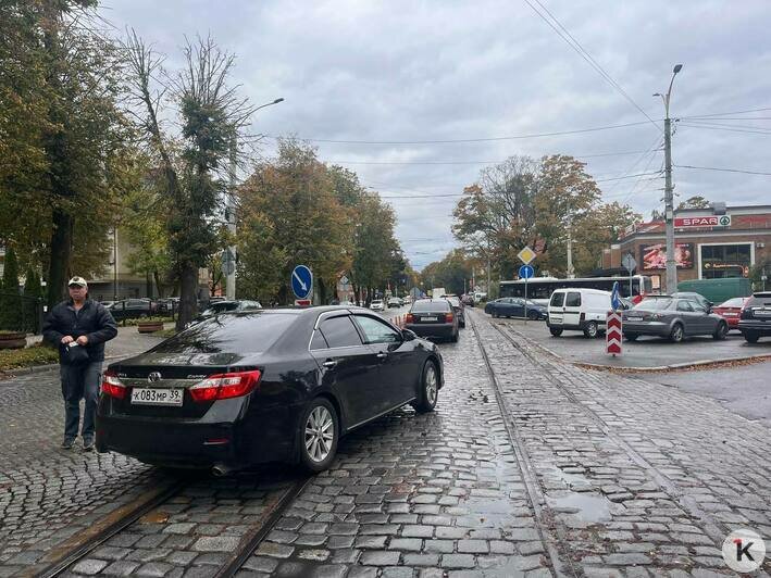 Одни едут против шерсти, другие — под кирпич: что творится на дорогах Центрального района после закрытия Радищева (фото, видео) - Новости Калининграда | Фото: «Клопс»