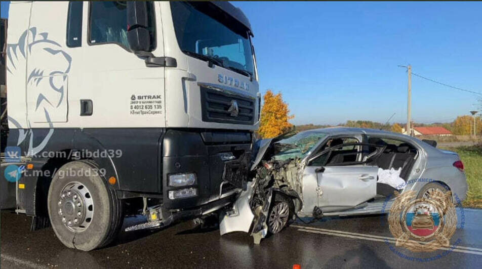 Под Зеленоградском водитель легковушки выехал на встречку и врезался в тягач (фото) - Новости Калининграда | Фото: ГАИ региона