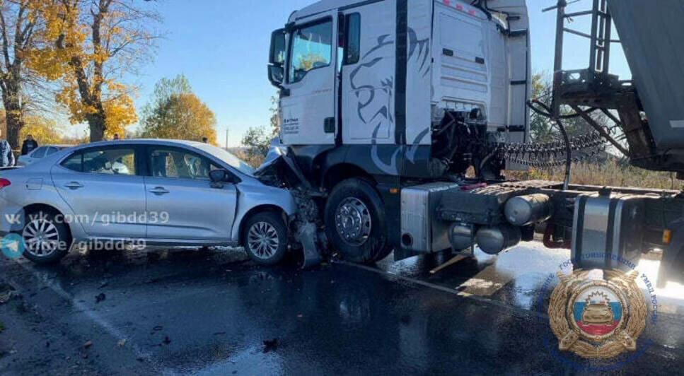 Под Зеленоградском водитель легковушки выехал на встречку и врезался в тягач (фото) - Новости Калининграда | Фото: ГАИ региона