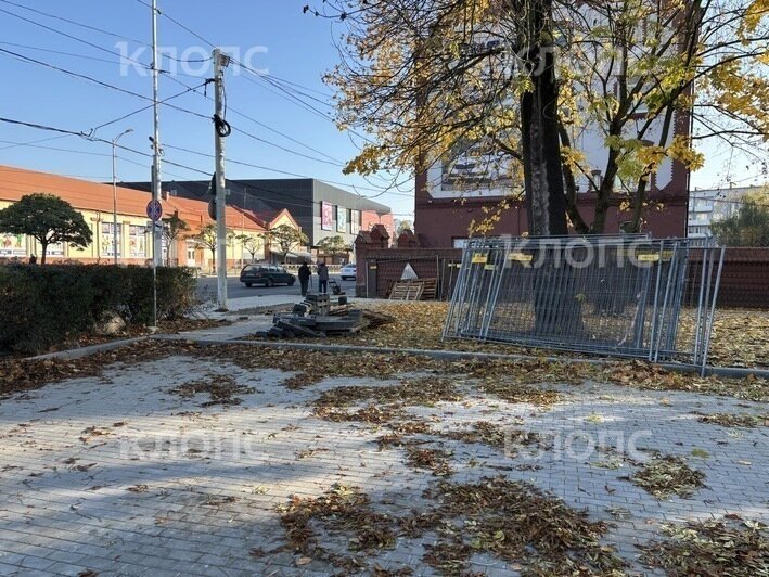 Мест теперь меньше почти наполовину: как идёт реконструкция стоянки напротив Центрального рынка и что будет потом (фото) - Новости Калининграда | Фото: Александр Подгорчук / «Клопс»