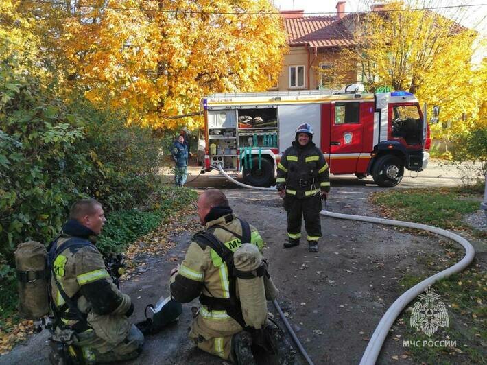 В Зеленоградске сгорела дотла кухня старинного дома, в пожаре едва не погибли котята (фото) - Новости Калининграда | Фото: МЧС региона