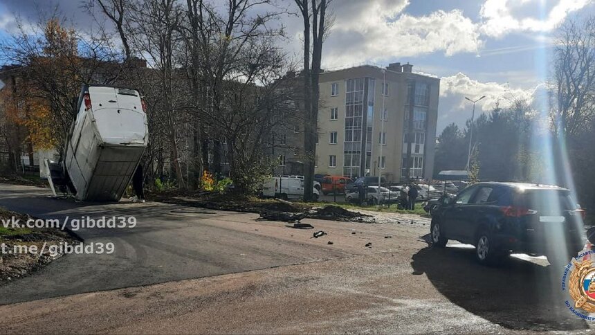 В ГАИ рассказали подробности аварии на окружной, где микроавтобус перевернулся вверх тормашками - Новости Калининграда | Фото: ГАИ Калининградской области 