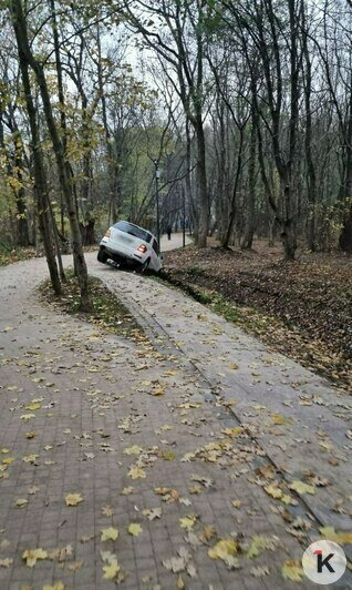 На машине сзади ещё остался номер, спереди водитель его убрал. | Фото: Елена