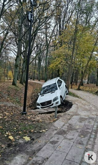 На машине сзади ещё остался номер, спереди водитель его убрал. | Фото: Елена