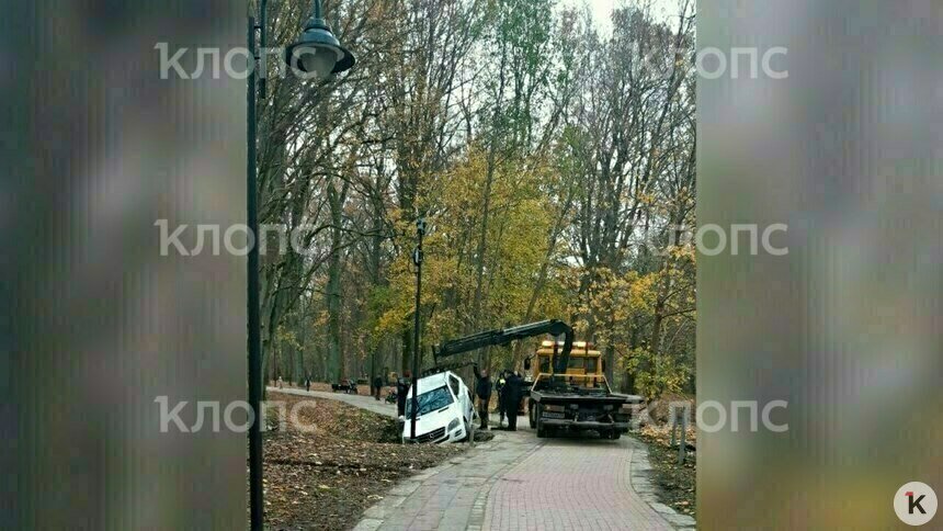 За застрявшим в Ашманн-парке Mercedes приехал эвакуатор, водитель сам позвонил в ГАИ (фото)   - Новости Калининграда | Фото: Елена