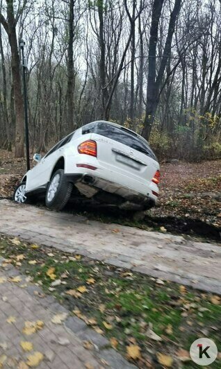 На машине сзади ещё остался номер, спереди водитель его убрал. | Фото: Елена