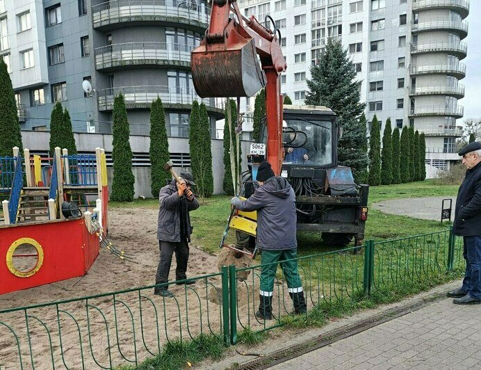 В Южном парке Калининграда начали сносить старую детскую площадку (фото) - Новости Калининграда | Фото: телеграм-канал «Парки Калининграда»