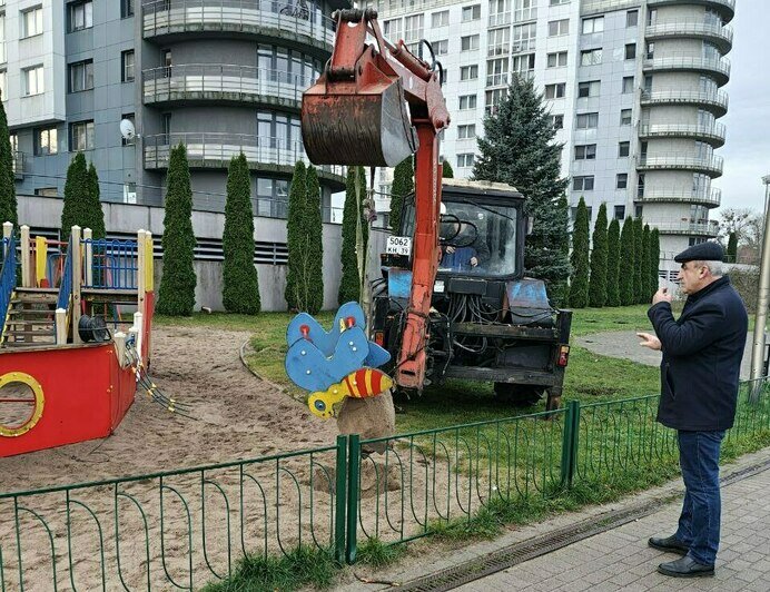 В Южном парке Калининграда начали сносить старую детскую площадку (фото) - Новости Калининграда | Фото: телеграм-канал «Парки Калининграда»