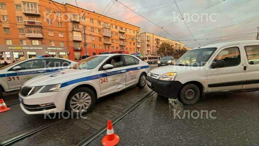 Даже ГАИ вызывать не надо: в Калининграде легковой фургон врезался прямо в машину ДПС  - Новости Калининграда | Фото: «Клопс»