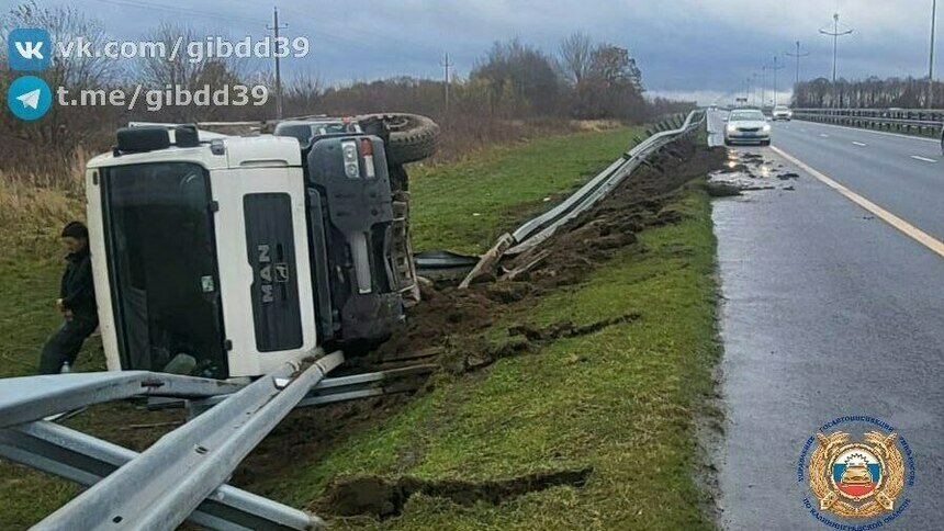 Стало плохо за рулём: известны причины аварии с бетоновозом на Приморском кольце - Новости Калининграда | Фото: пресс-служба ГАИ