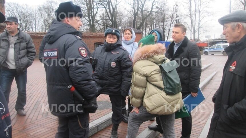 В Калининграде опять попытались разогнать блошиный рынок у башни Врангеля (видео) - Новости Калининграда | Фото: очевидец