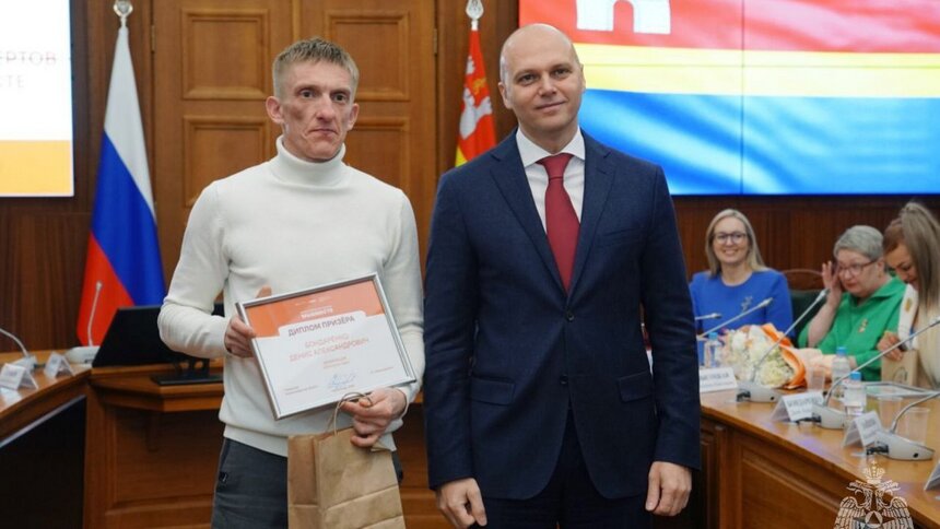 Поступок года: жителя Черняховска, который спас тонувших в Анграпе мальчика и его отца, наградили медалью  - Новости Калининграда | Фото: МЧС Калининградской области 