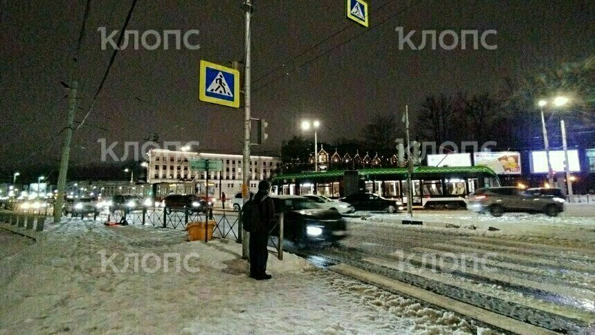 Движение заблокировано: на площади Победы трамвай сошёл с рельсов - Новости Калининграда | Фото: очевидец 