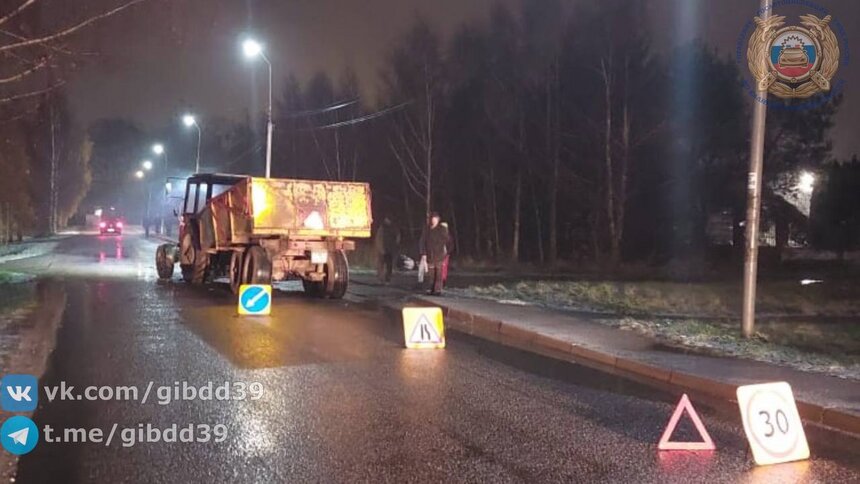 В посёлке под Калининградом столкнулись легковушка и трактор с полуприцепом  - Новости Калининграда | Фото: ГАИ Калининградской области 