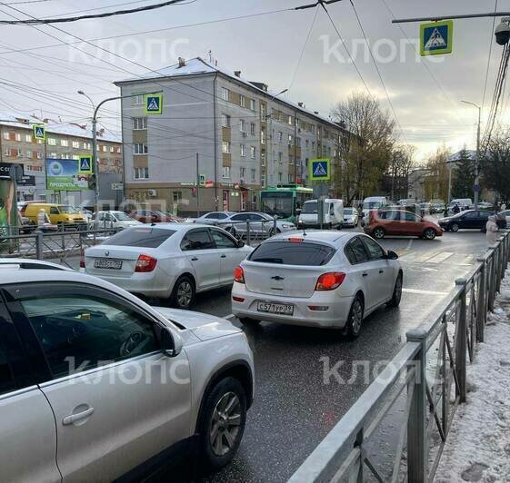 Горького встала в пробке из-за ДТП с участием троллейбуса (фото) - Новости Калининграда | Фото: очевидец