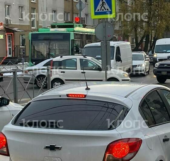 Горького встала в пробке из-за ДТП с участием троллейбуса (фото) - Новости Калининграда | Фото: очевидец