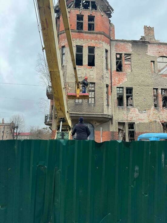 В Черняховске начали консервировать старинный четырёхэтажный дом с башней, от которого остались только фасад и крыша - Новости Калининграда | Фото: телеграм-канал Сергея Булычева