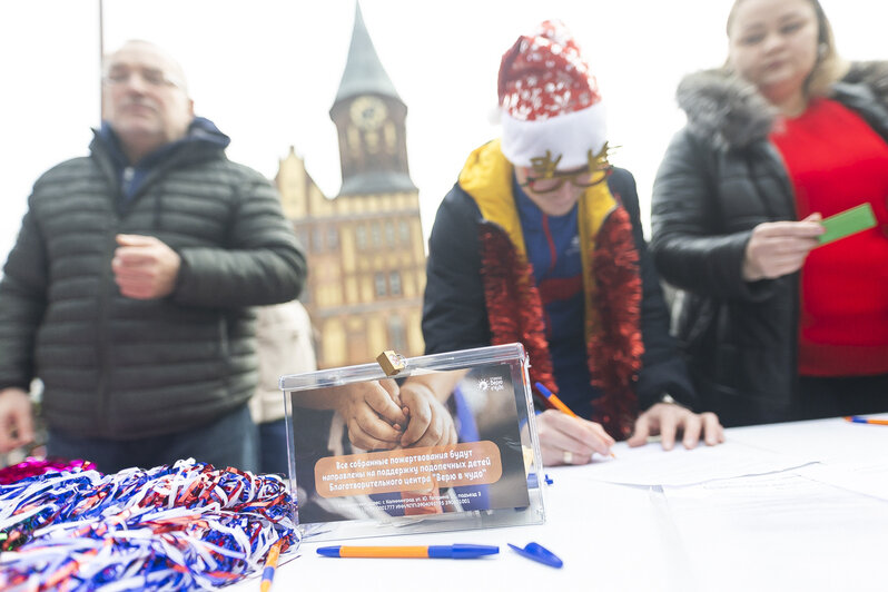 Сани и оленей оставили дома: в Калининграде на острове Канта прошёл забег Дедов Морозов (фоторепортаж) - Новости Калининграда | Фото: Александр Подгорчук / «Клопс»