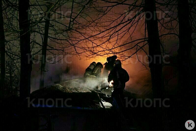 На Чайковского в Калининграде загорелась баня, рядом стоит машина реанимации (видео) - Новости Калининграда | Фото: очевидец Артём 