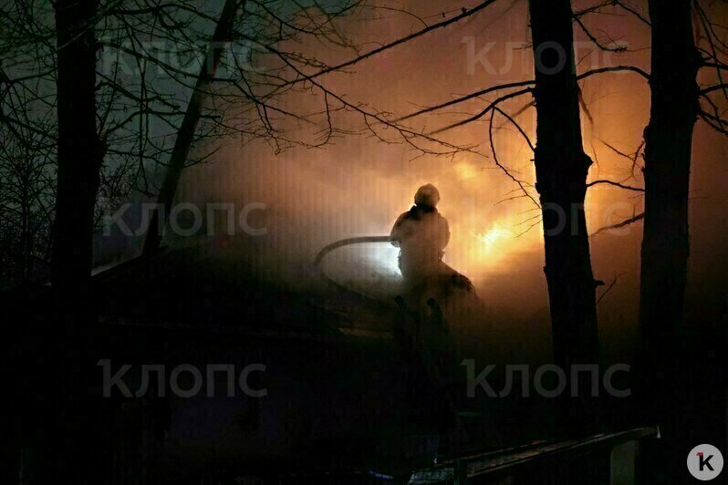 На Чайковского в Калининграде загорелась баня, рядом стоит машина реанимации (видео) - Новости Калининграда | Фото: очевидец Артём 