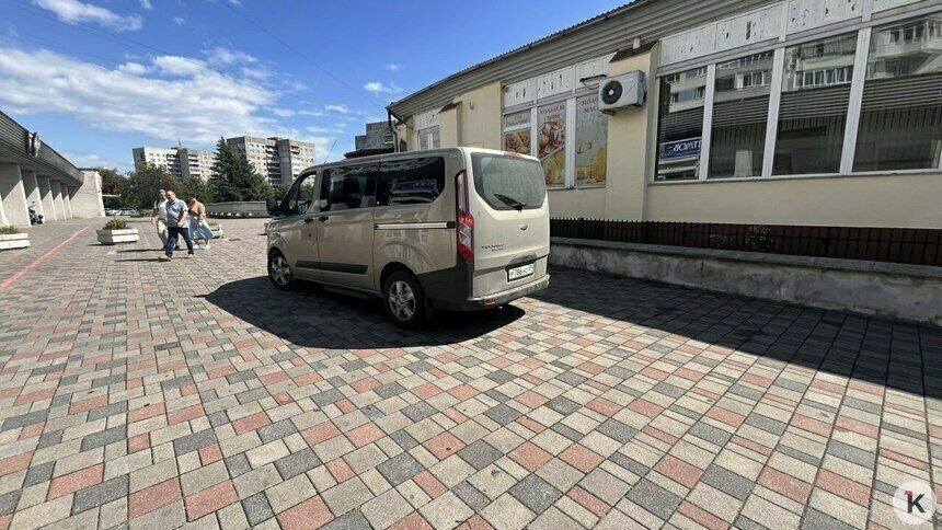 «Чуть коляску не снесли»: жители высотки на Зарайской жалуются на водителей, летящих по тротуарам к кафе восточных блюд - Новости Калининграда | Фото: «Клопс»