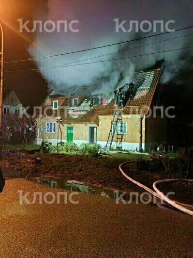 Ночью в Калининграде сгорел жилой одноэтажный дом с мансардой (фото) - Новости Калининграда | Фото очевидцев