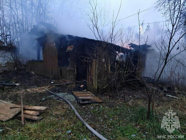 В Светловском районе сгорел деревянный садовый домик - Новости Калининграда | Фото: МЧС региона